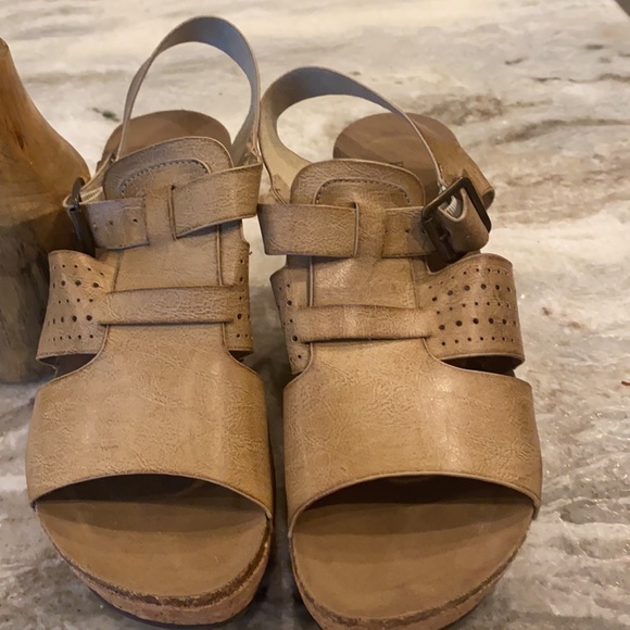 Perfect beige wedge - Picture 2 of 4